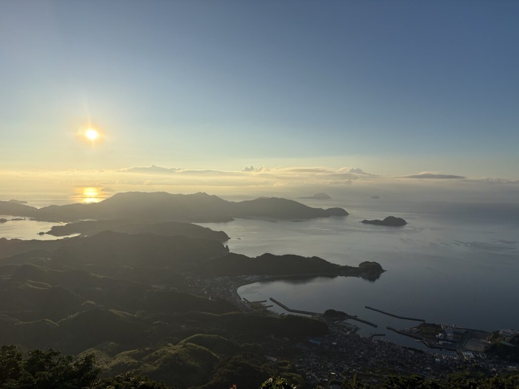 朝日が登る山からの風景
